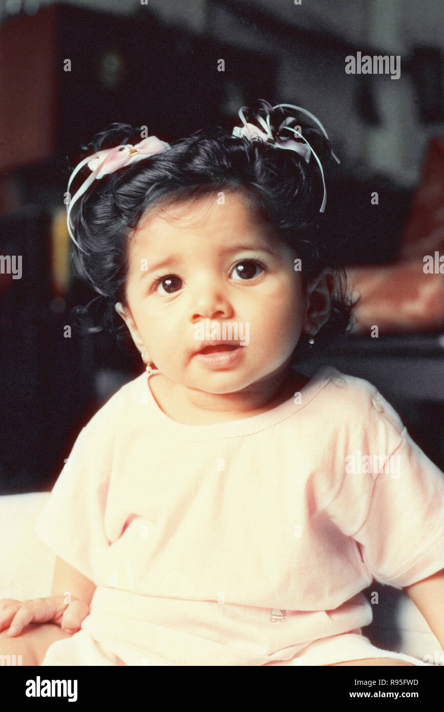 Baby Girl sitting, contact avec les yeux - MR Banque D'Images