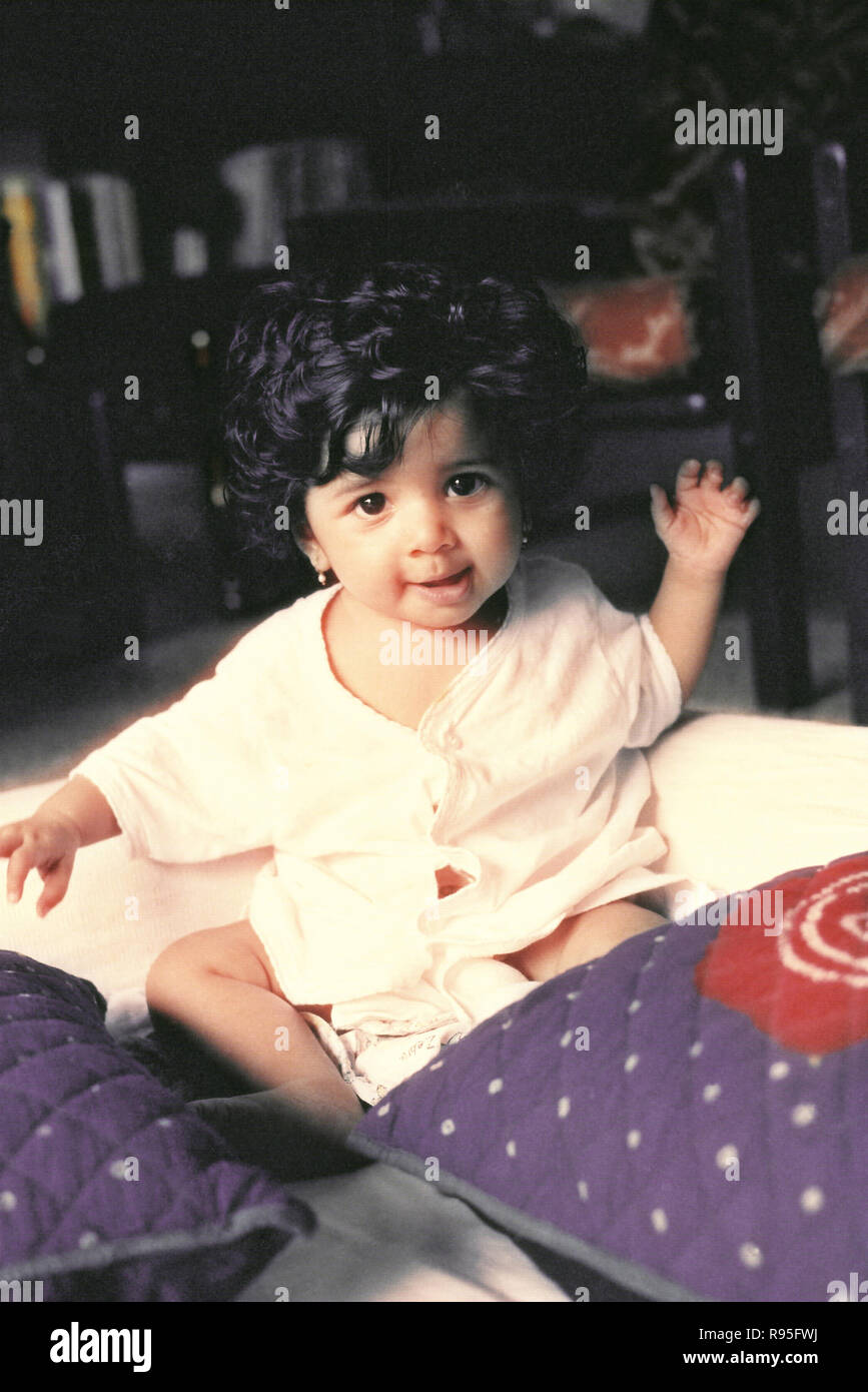 Baby Girl sitting and looking up - MR Banque D'Images