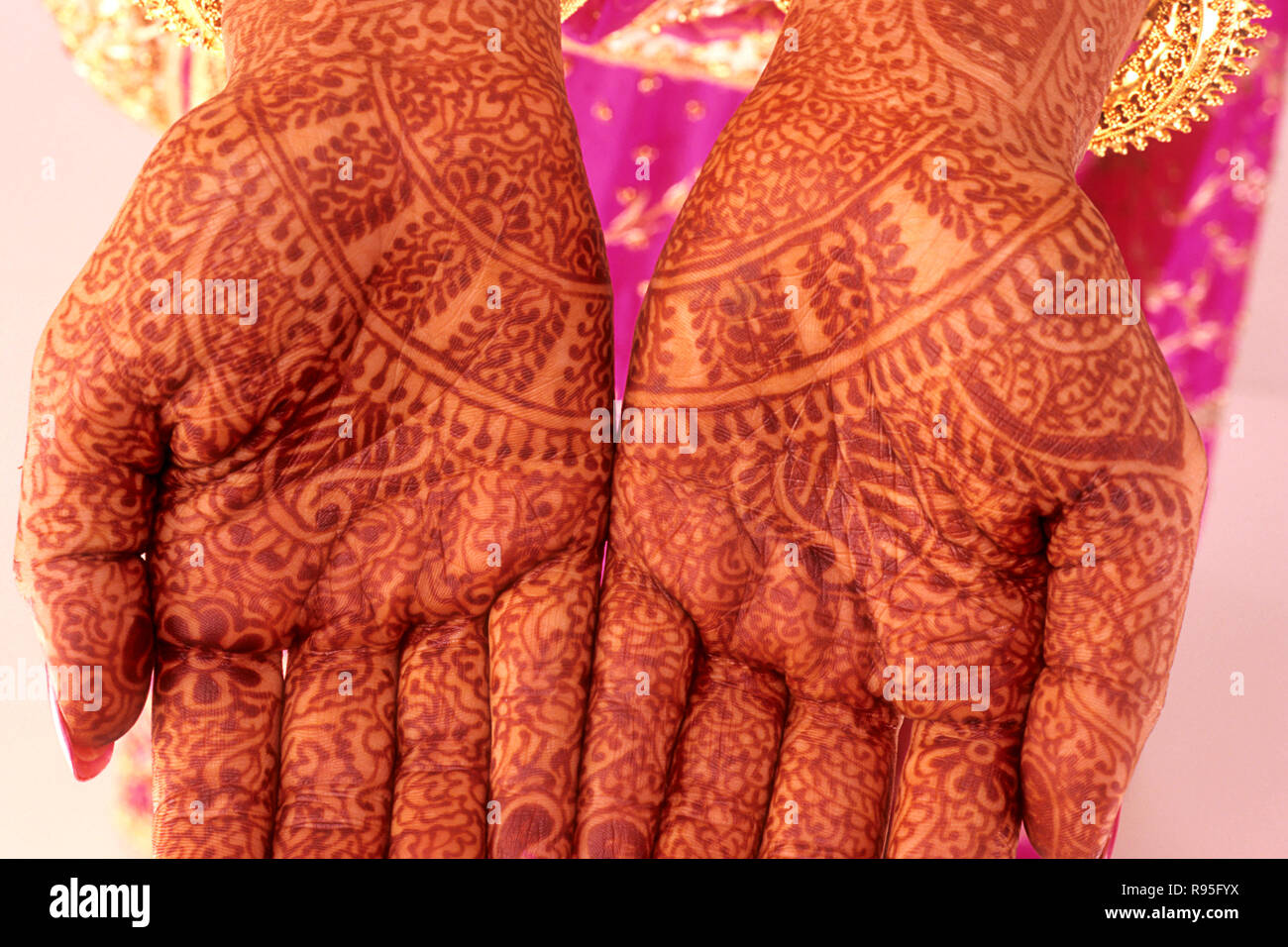 Mariée montrant la conception mehndi sur côté, l'Inde, M. Banque D'Images