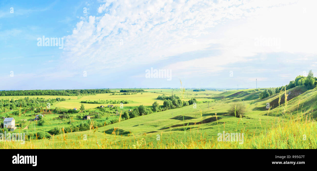 Paysage rural pittoresque. Beau panorama du village. Banque D'Images