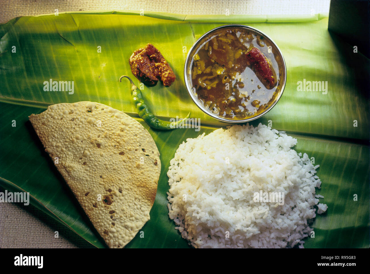 Repas, riz bouilli et Rasam, déjeuner indien du sud Banque D'Images