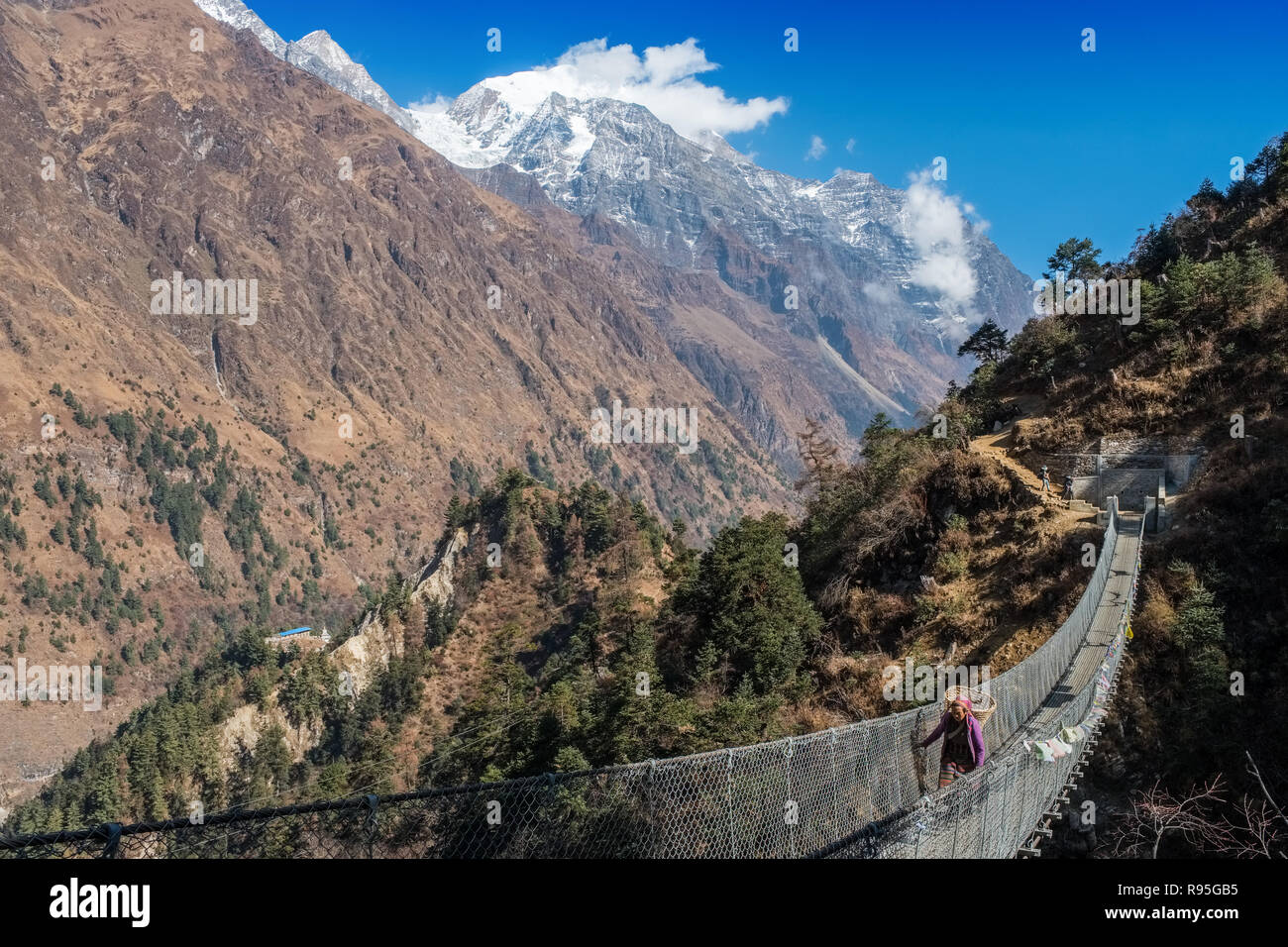 Un pont suspendu sur le Manaslu trek circuit dans le Népal Himalaya Banque D'Images
