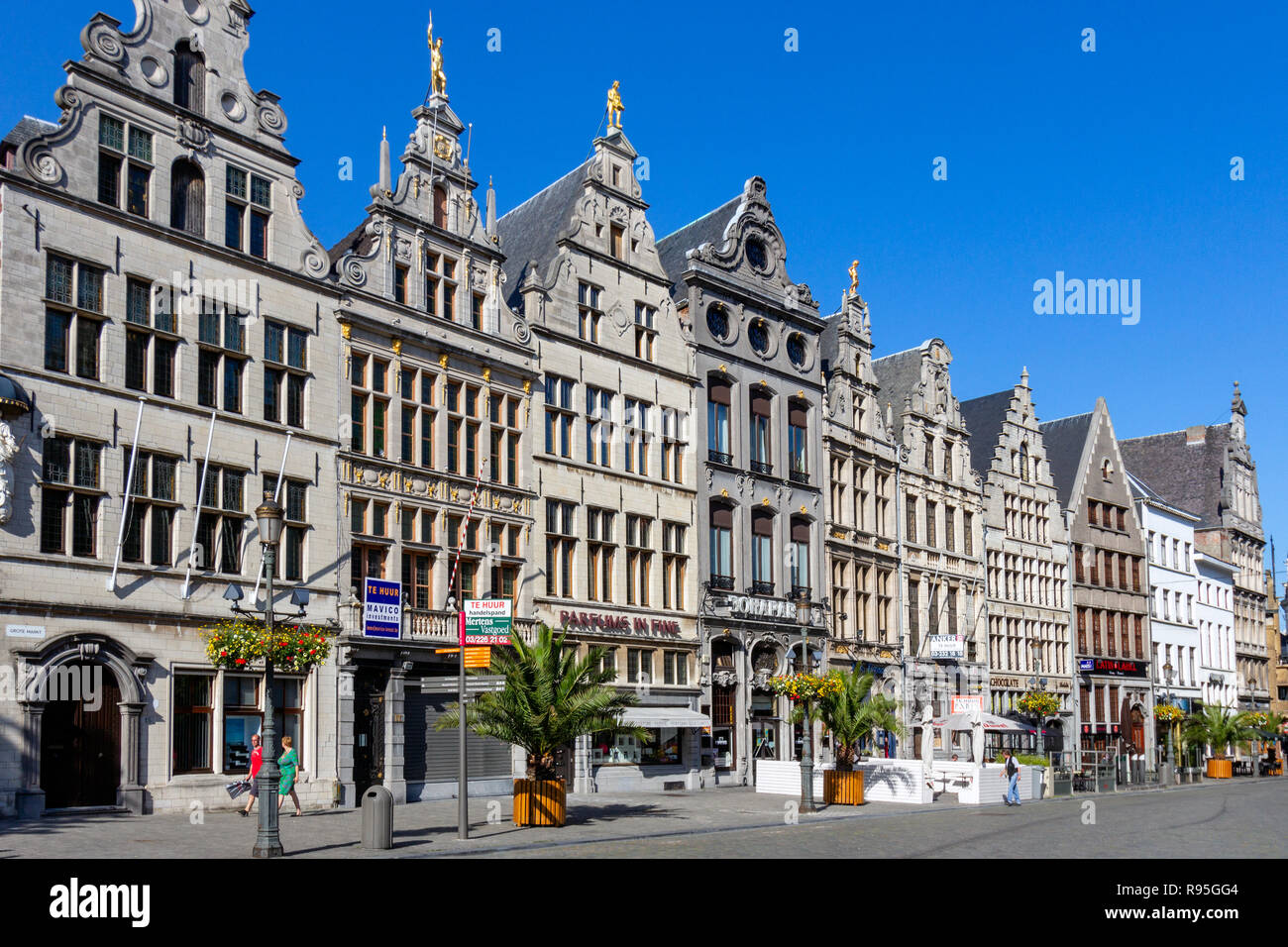 Anvers, Belgique - 9 JUIL 2013 : rangée de maisons et commerces situés sur le Grote Markt dans le centre historique d'Anvers. Banque D'Images