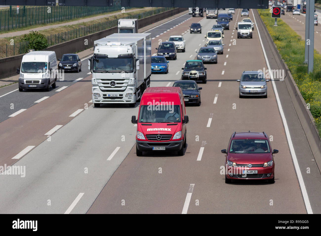 Francfort, Allemagne - 11 juillet 2013 : Le trafic sur une autoroute allemande. Autoroutes allemandes n'ont pas de rang général speedlimit et comme le cinquième plus longue autoroute sys Banque D'Images