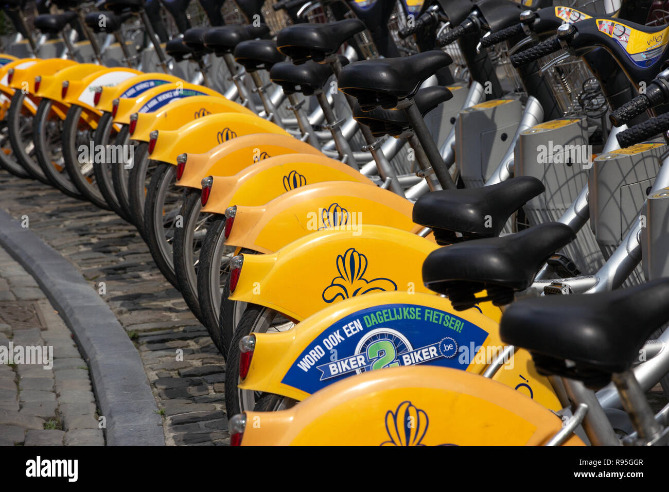 Bruxelles, Belgique - 30 juillet 2014 : des vélos jaunes de libre-service vélos Villo à louer dans centre historique de Bruxelles. Banque D'Images