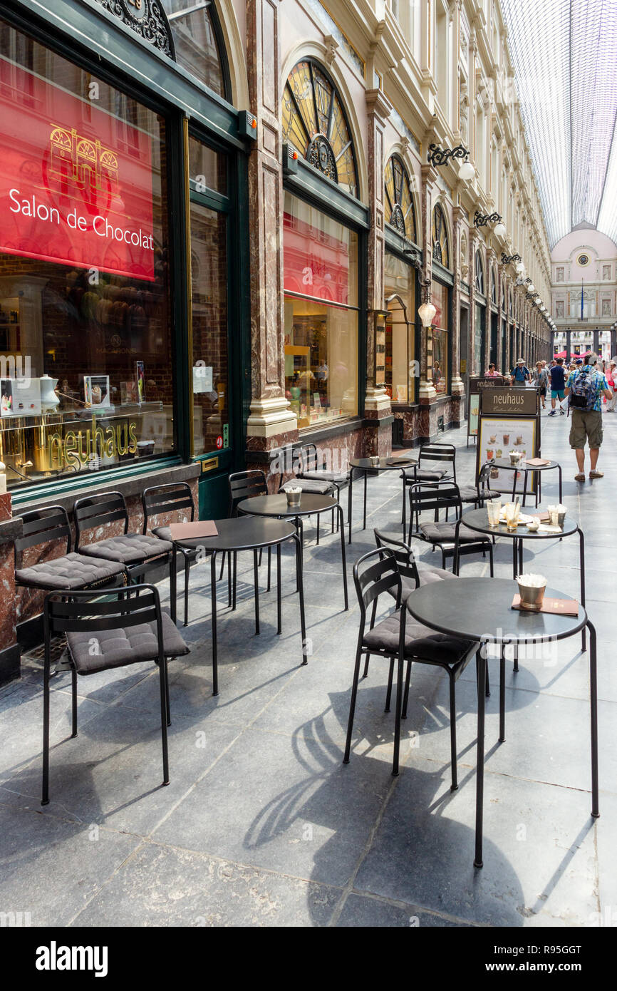 Bruxelles, BELGIQUE - Jul 30, 2014 : les gens dans les Galeries Royales Saint-Hubert à Bruxelles. Ouvert en 1847, il est l'un des plus anciens shopping gallerie Banque D'Images