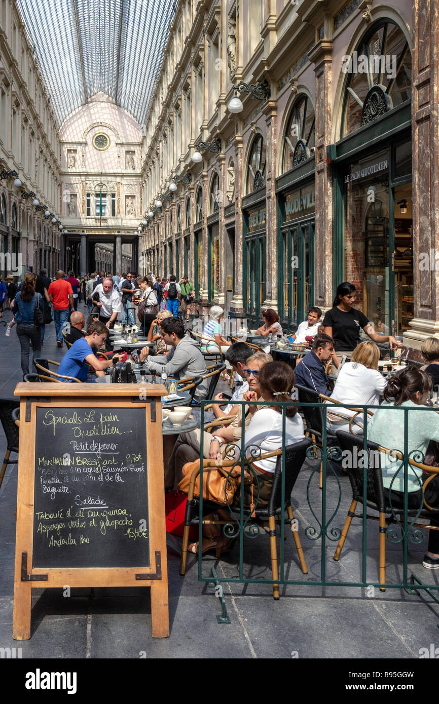 Bruxelles - Jul 30, 2014 : les gens dans les Galeries Royales Saint-Hubert à Bruxelles. Ouvert en 1847, c'est l'une des plus anciennes galeries d'achats en euros Banque D'Images