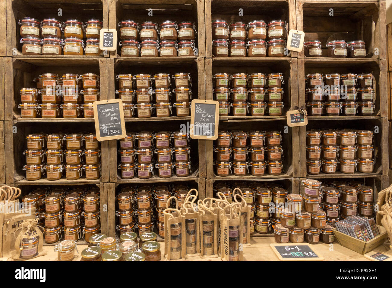 Bruxelles, BELGIQUE - Jul 30, 2014 : Divers types de propagation de la pate sur l'affichage dans une supérette à Bruxelles. Banque D'Images