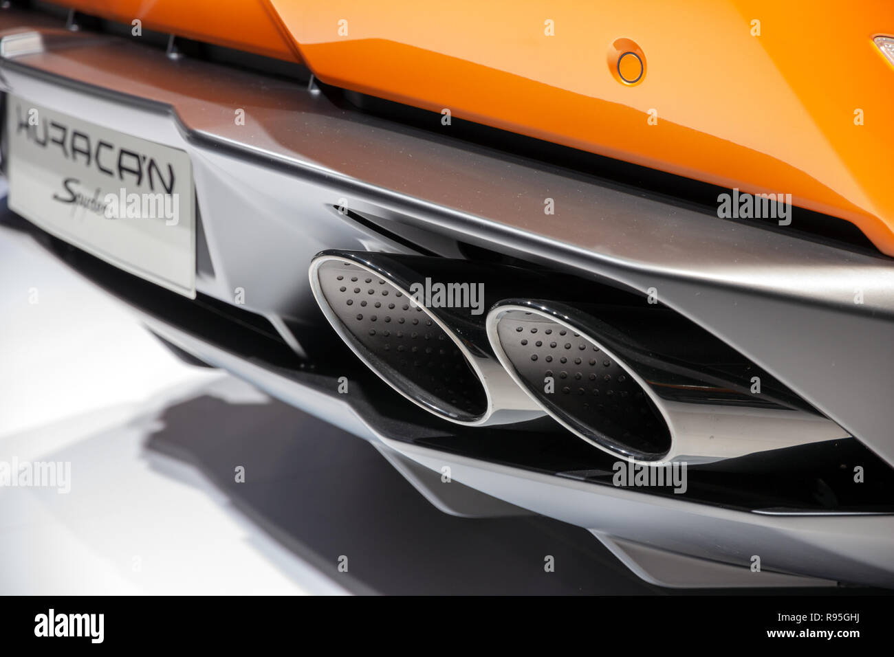 Francfort, Allemagne - Sep 16, 2015 : close up d'échappement d'une voiture de sport Lamborghini Ouragan Spyder présenté à l'auto IAA de Francfort. Banque D'Images