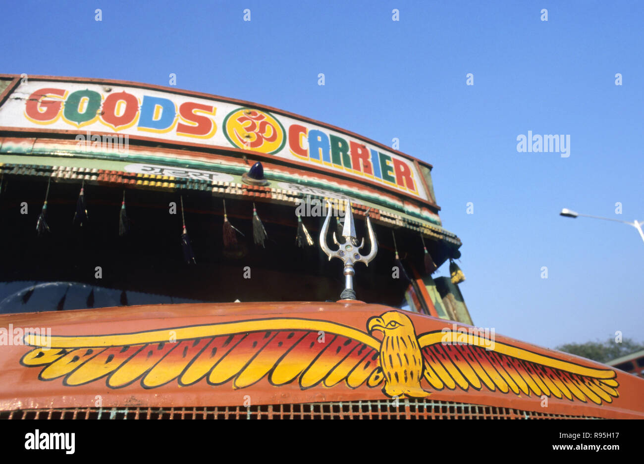 Camion transporteur de marchandises libre montrant le Seigneur Shiva trident trishul, symbole de l'Inde Banque D'Images