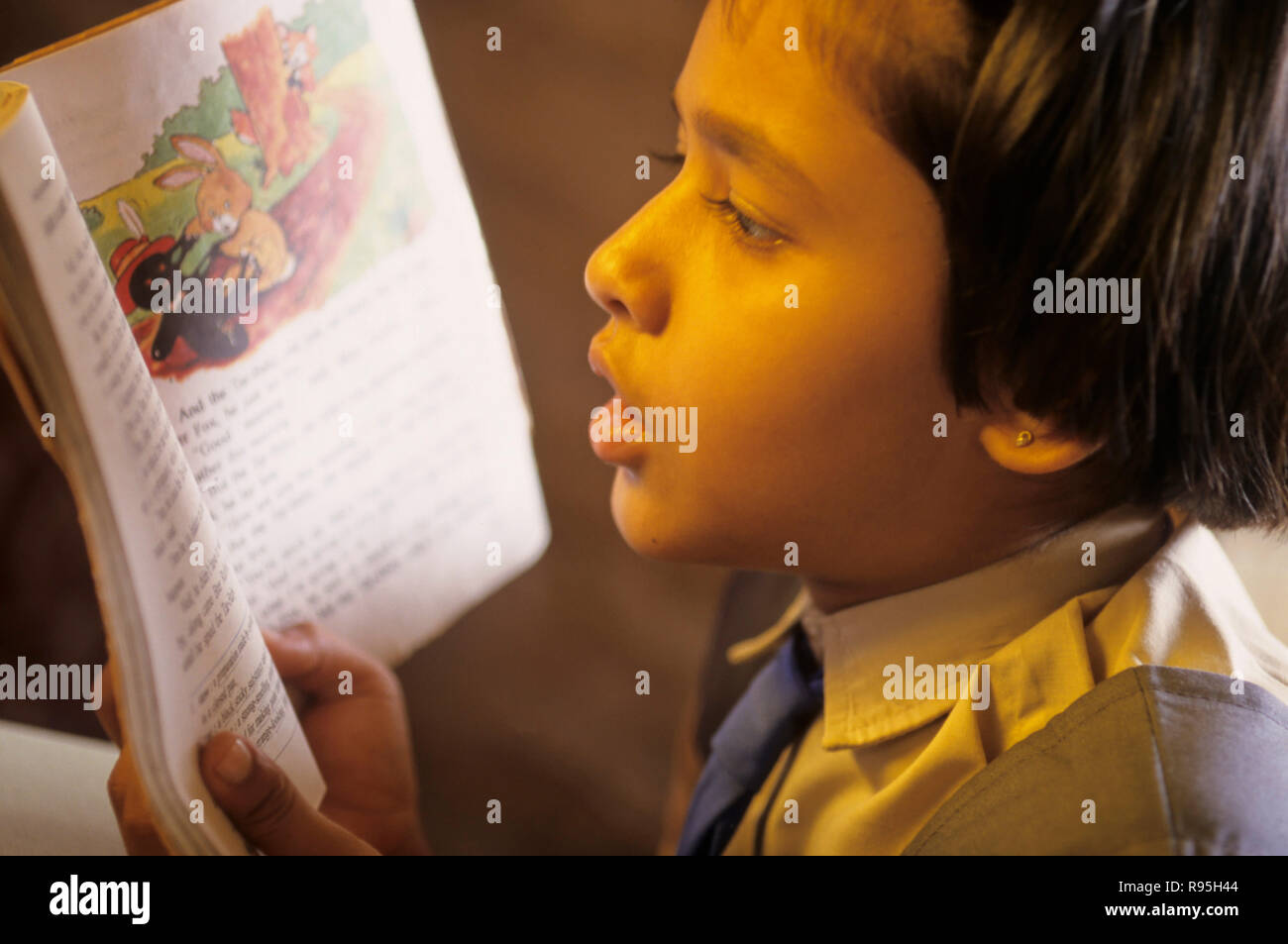 Girl reading book Banque D'Images