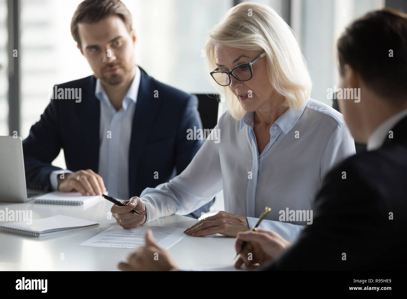 Concentrés de businesswoman contrôle accord avant signin Banque D'Images