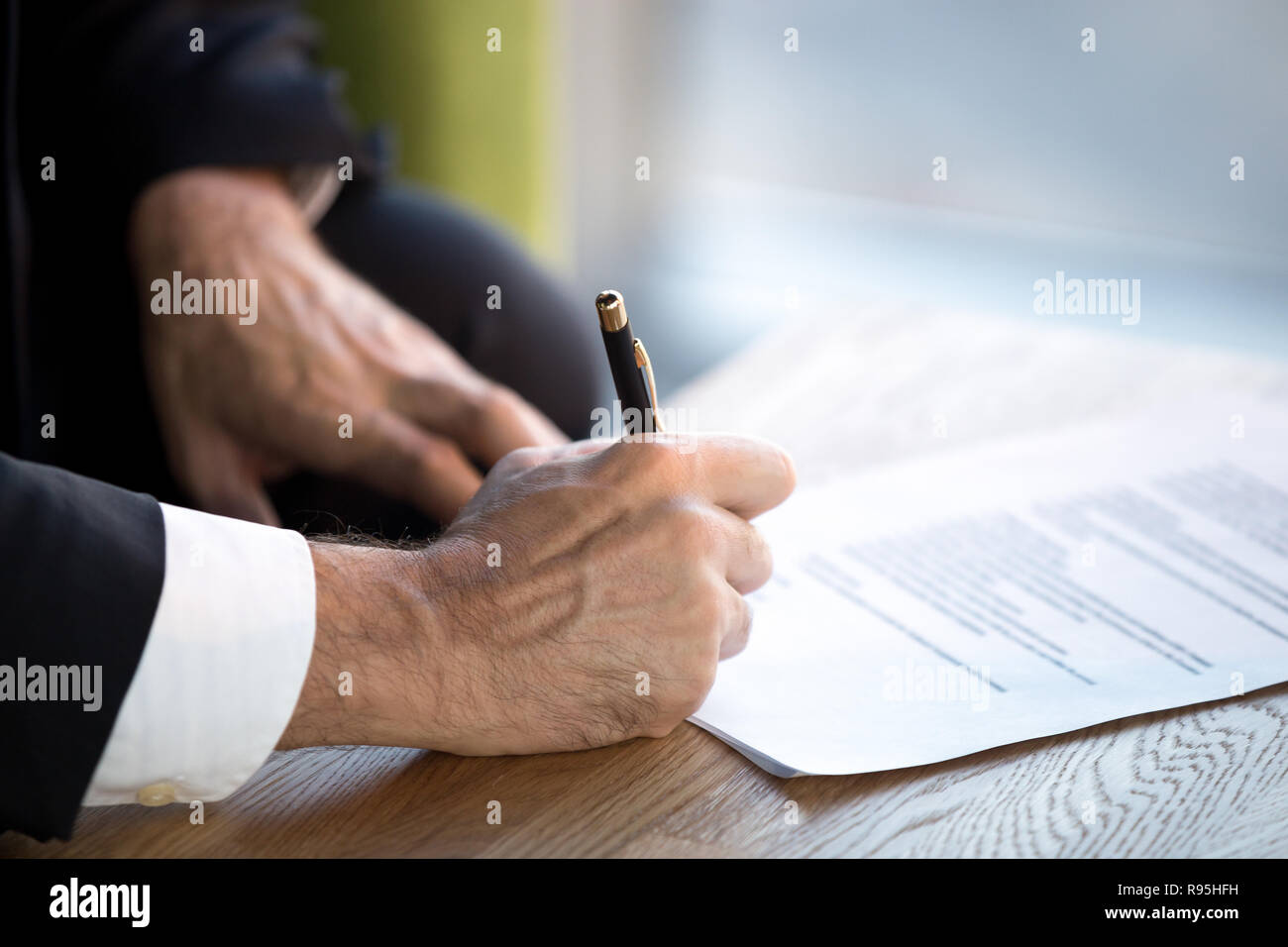 Image main d'hommes libre met sa signature sur le document officiel Banque D'Images