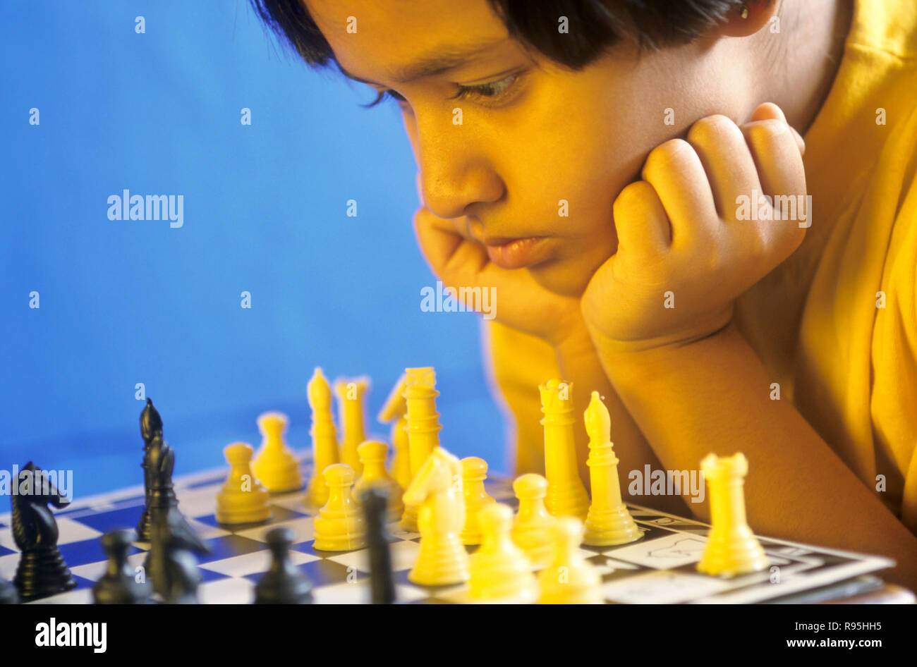 Jeune fille jouant aux échecs, l'Inde, le modèle de presse #  201 Banque D'Images