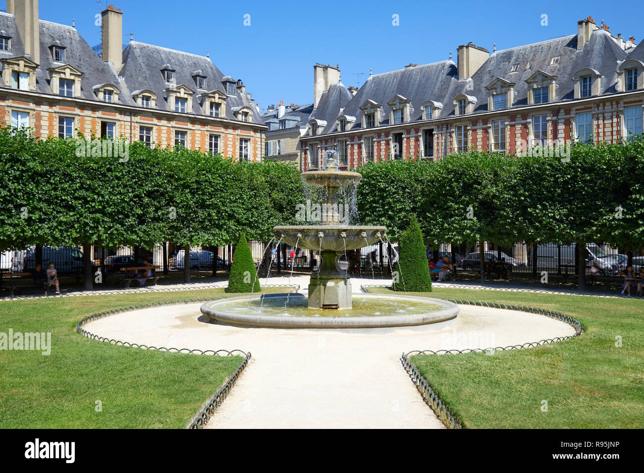 Vide Place des Vosges à Paris en un jour d'été ensoleillé, ciel bleu clair Banque D'Images