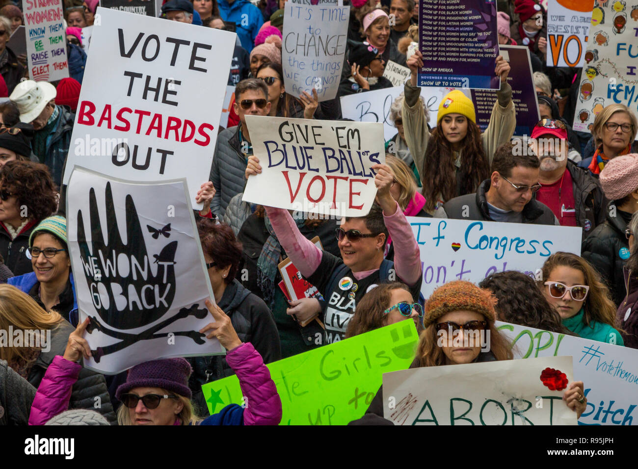 Les participants à la "Marche des femmes de Chicago aux urnes' le 13 octobre 2018. Banque D'Images