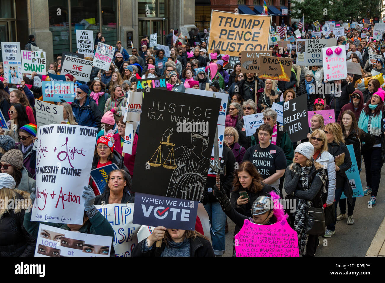 Les participants à la "Marche des femmes de Chicago aux urnes' le 13 octobre 2018. Banque D'Images