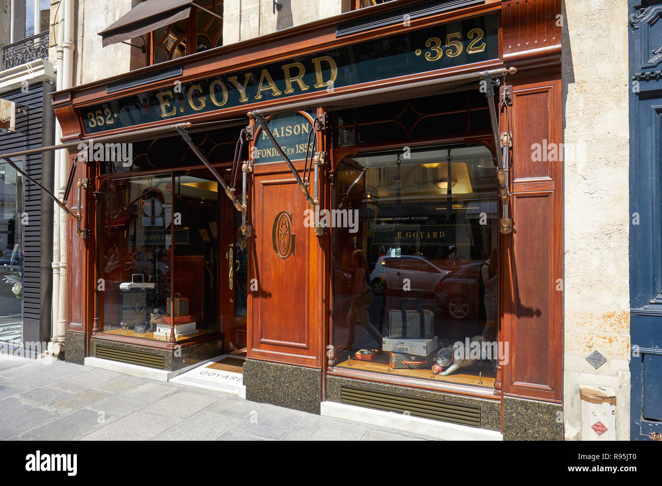 PARIS, FRANCE - 07 juillet 2018 : magasin de luxe Goyard à Paris avec fenêtres et façade en bois, en été, le soleil Banque D'Images