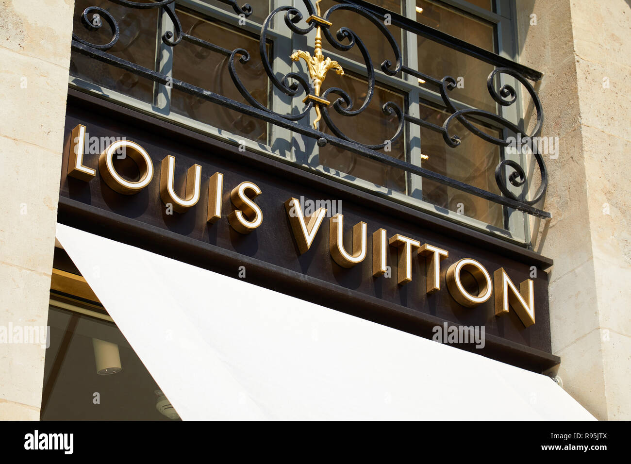 PARIS, FRANCE - 07 juillet 2018 : Louis Vuitton signe d'or de la place Vendôme, Paris en un jour ensoleillé Banque D'Images