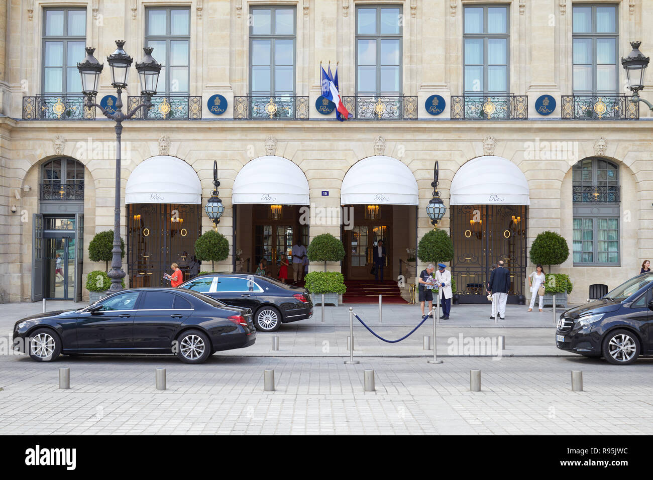 PARIS, FRANCE - 07 juillet 2018 : Ritz Hôtel de luxe de la place Vendôme à Paris avec des gens dans une journée ensoleillée Banque D'Images
