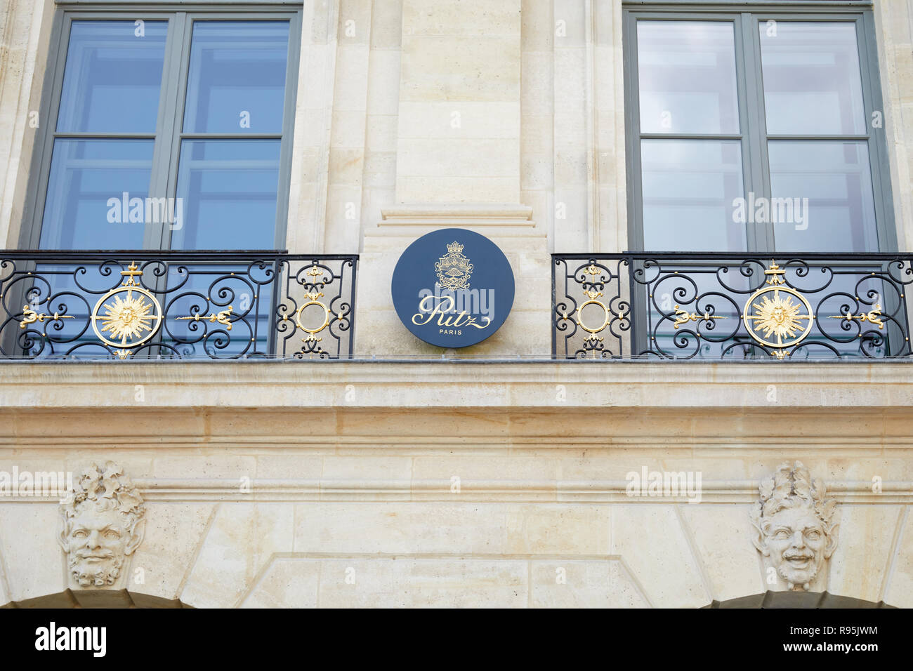 PARIS, FRANCE - 07 juillet 2018 : Ritz hotel de luxe signe et façade de la place Vendôme à Paris en une journée ensoleillée Banque D'Images