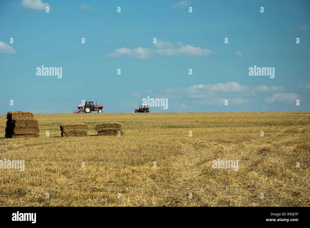 Deux tracteurs passant par le champ Banque D'Images