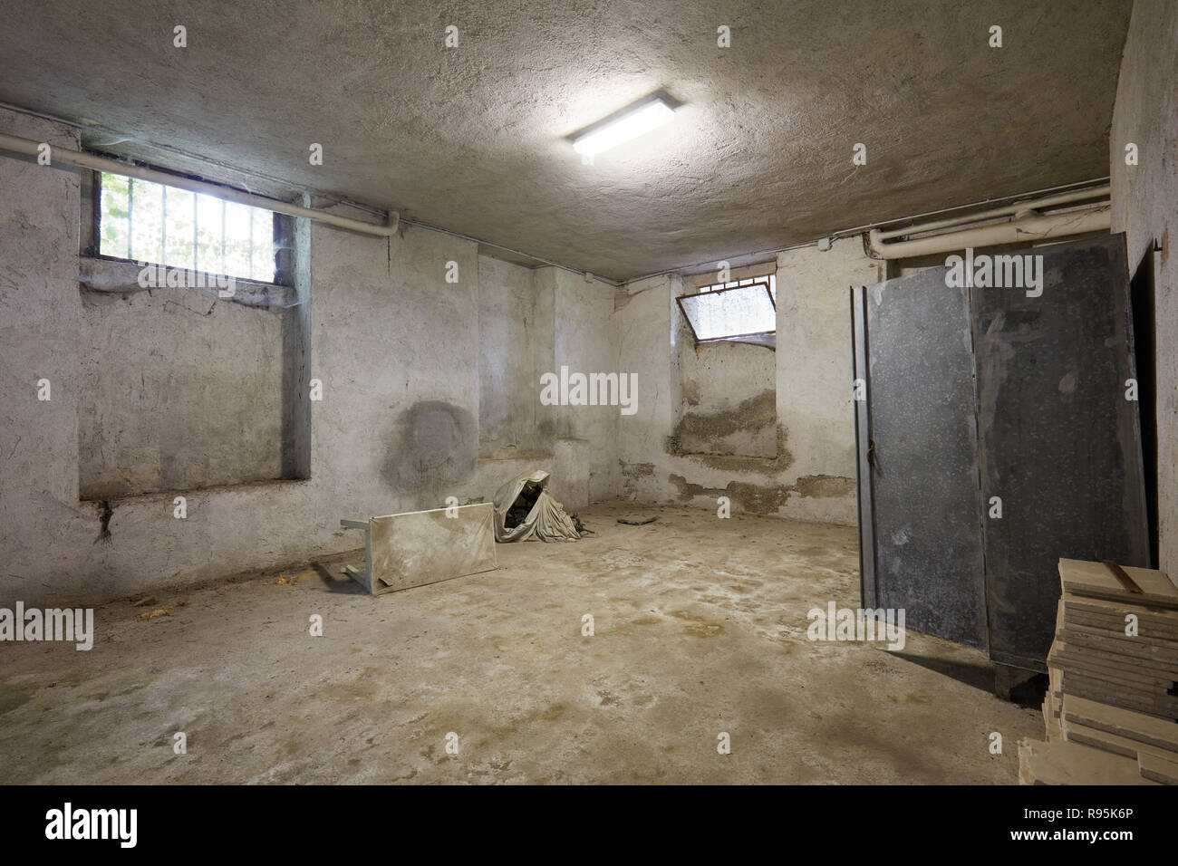 Sous-sol malpropre dans old house interior Banque D'Images