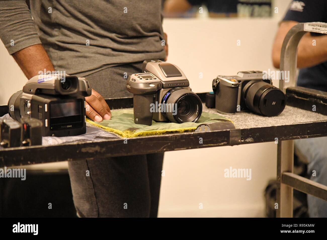 New York, NY – mai 2018 : des caméras de format moyen sont exposées sur un magliner, avec une personne de couleur présentant l'équipement Banque D'Images