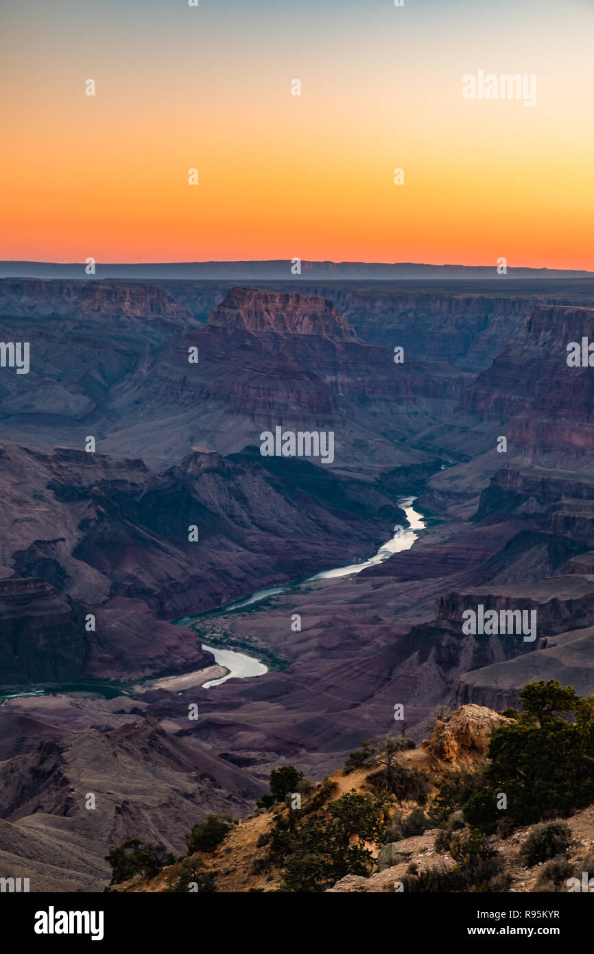 Grand Canyon avec une vue sur la rivière Colorado au coucher de soleil en Arizona Banque D'Images