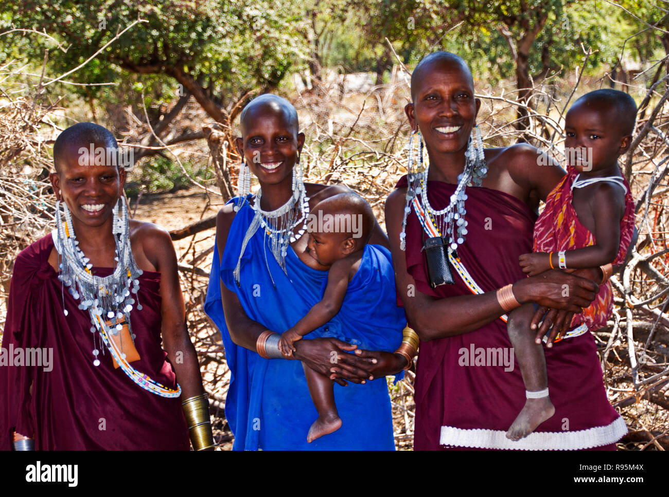 Un groupe de déplacés Masaï dans le Ruaha National Park zone limite est dans les années 1970, pour échapper aux restrictions de Julius Nyerere a Njaama Banque D'Images