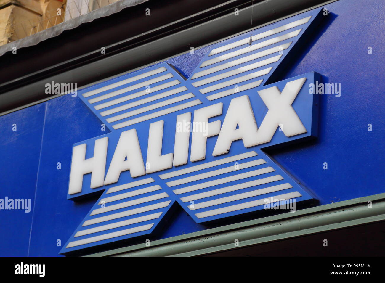 Logo Halifax succursale bancaire ci-dessus en lecture, UK Banque D'Images