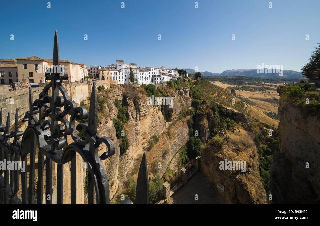 Ronda, Province de Malaga, Andalousie, Espagne du sud. Maisons blanches sur le bord de la gorges du Tage. Banque D'Images