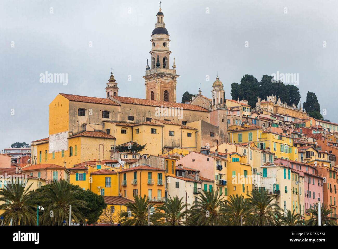 Menton, Provence-Alpes-Côte d'Azur, Alpes-Maritimes, France. Le clocher de l'église est celui de la 17e siècle de style Baroque basilique Saint-Michel Archange, Banque D'Images