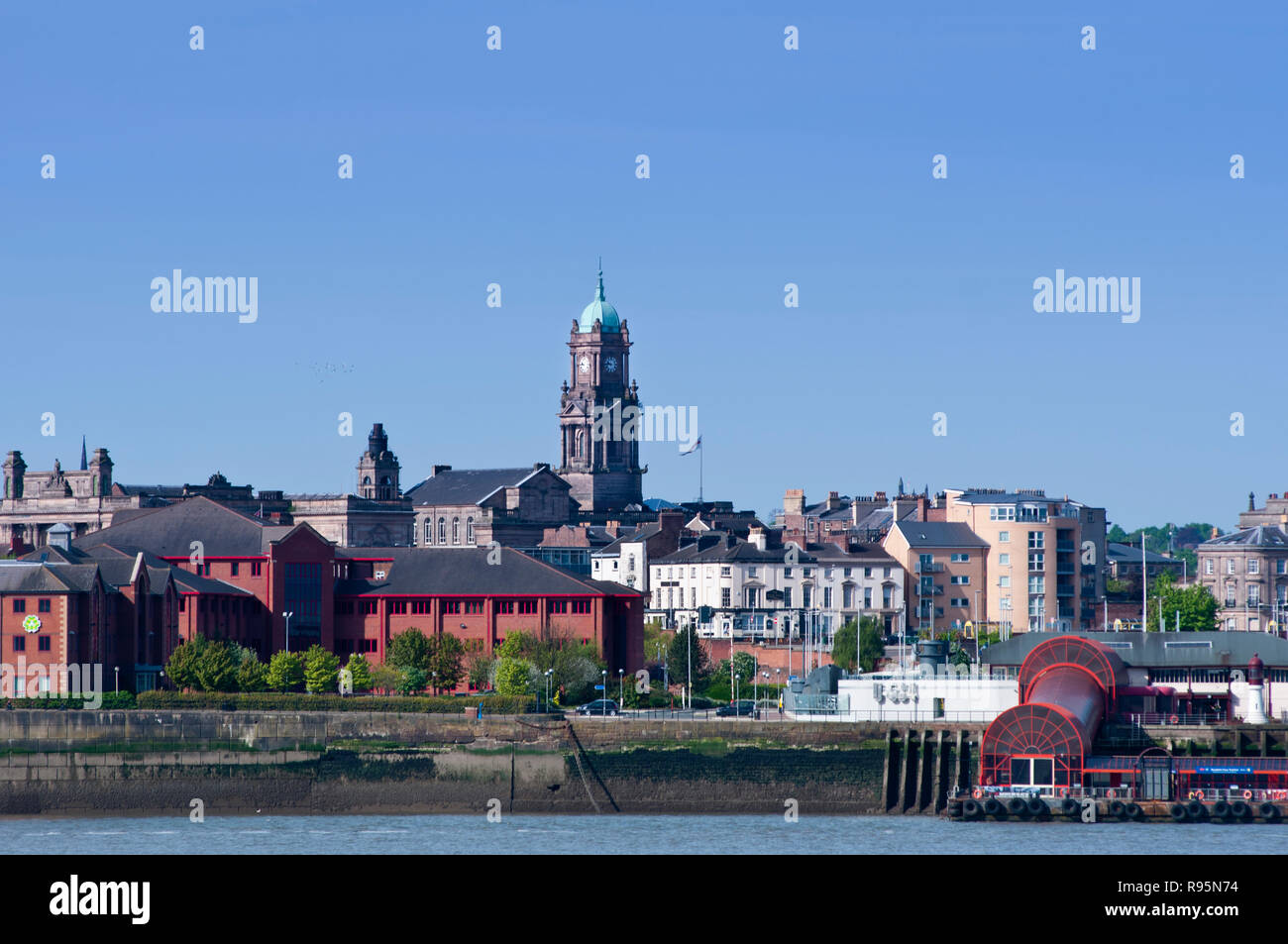 Skyline Birkenhead sur la Mersey de Liverpool. L'Angleterre. Banque D'Images