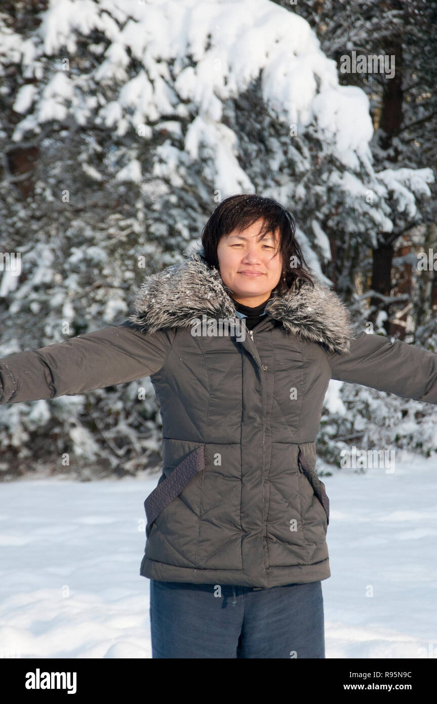 Une femme sud-coréenne a l'amusement dans la neige Banque D'Images