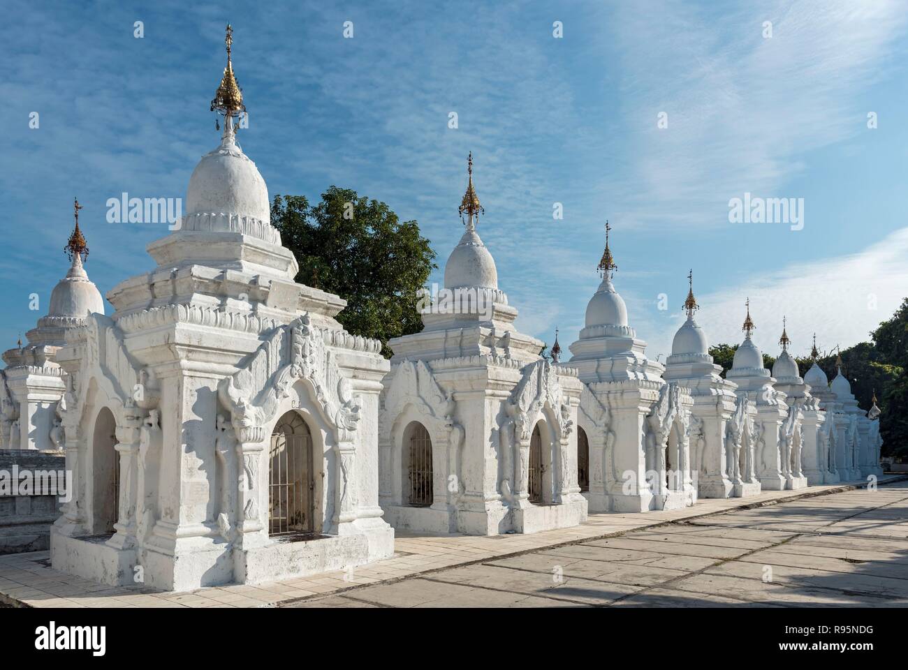 Grotte blanche stupas abritant le plus grand livre à la Pagode Kuthodaw, Mandalay, Birmanie, Myanmar Banque D'Images