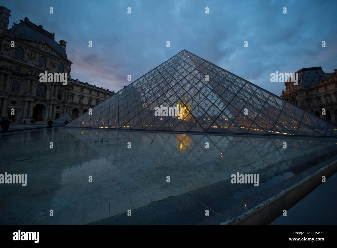 PARIS, FRANCE - Octobre 2018 : Le Louvre Museim durant la soirée à l'extérieur à Paris, France Banque D'Images