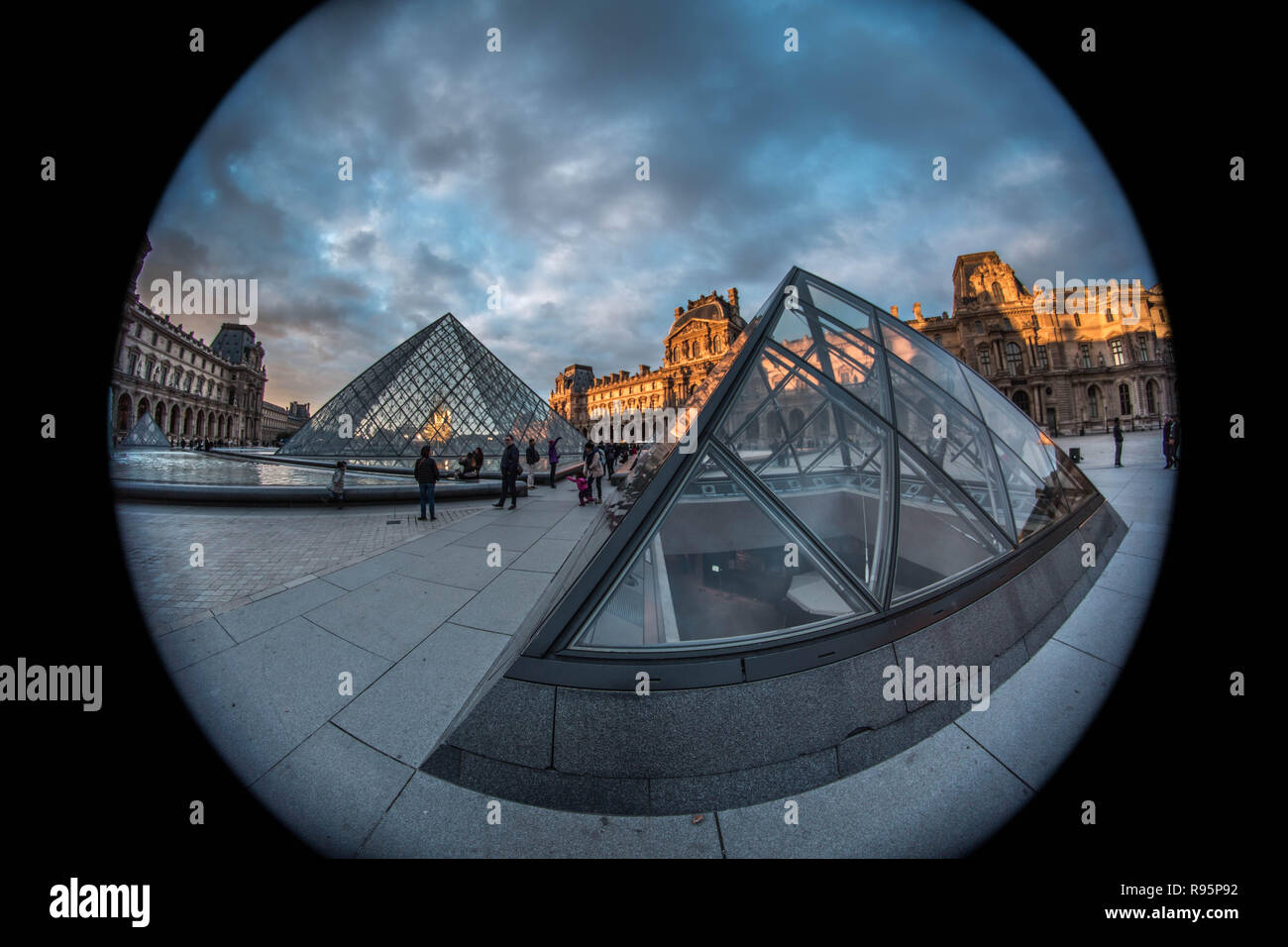 PARIS, FRANCE - Octobre 2018 : Le Louvre Museim durant la soirée à l'extérieur à Paris, France Banque D'Images