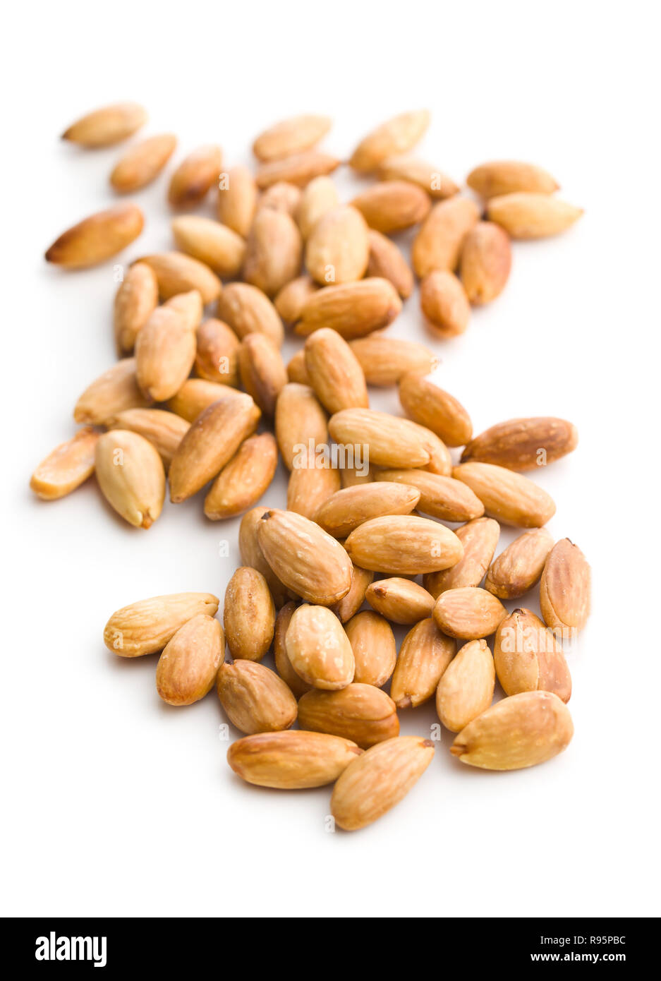Salé amandes torréfiées isolé sur fond blanc. Banque D'Images