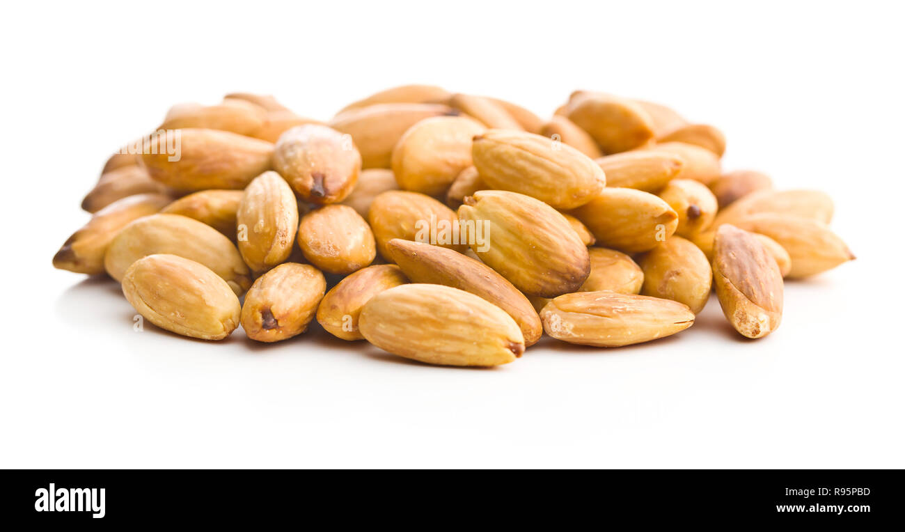 Salé amandes torréfiées isolé sur fond blanc. Banque D'Images