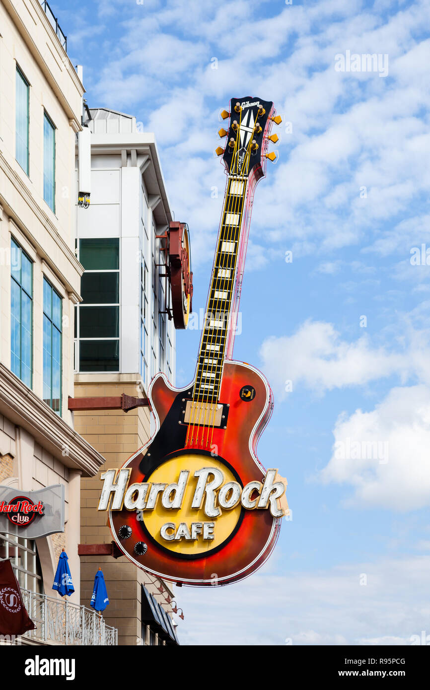 Une guitare au-dessus de l'Hard Rock Café à côté des chutes du Niagara, au  Canada. Hard Rock Cafe est une chaîne de restaurants à thème de la musique  rock Photo Stock -