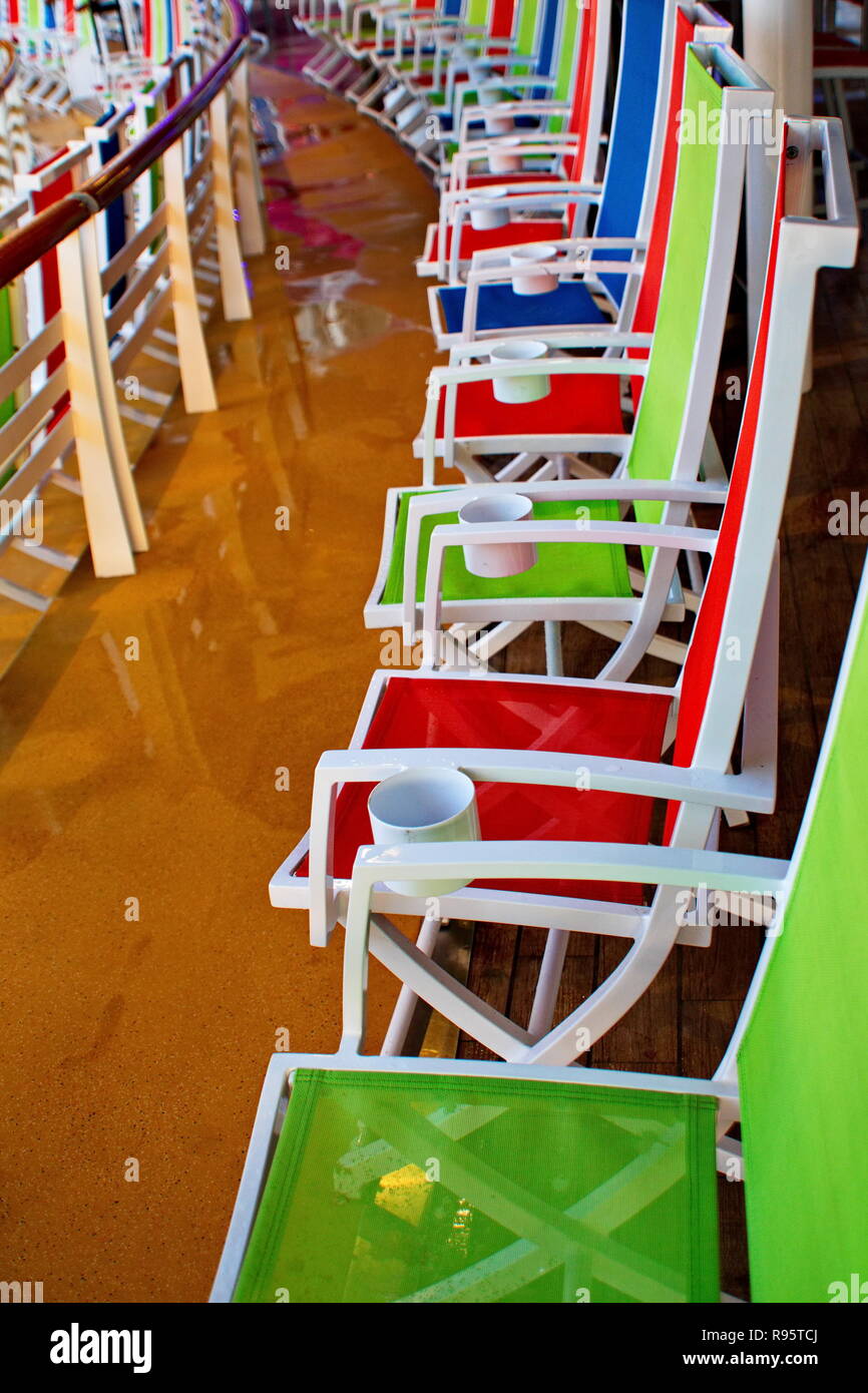 Rangée de chaises colorées Banque D'Images