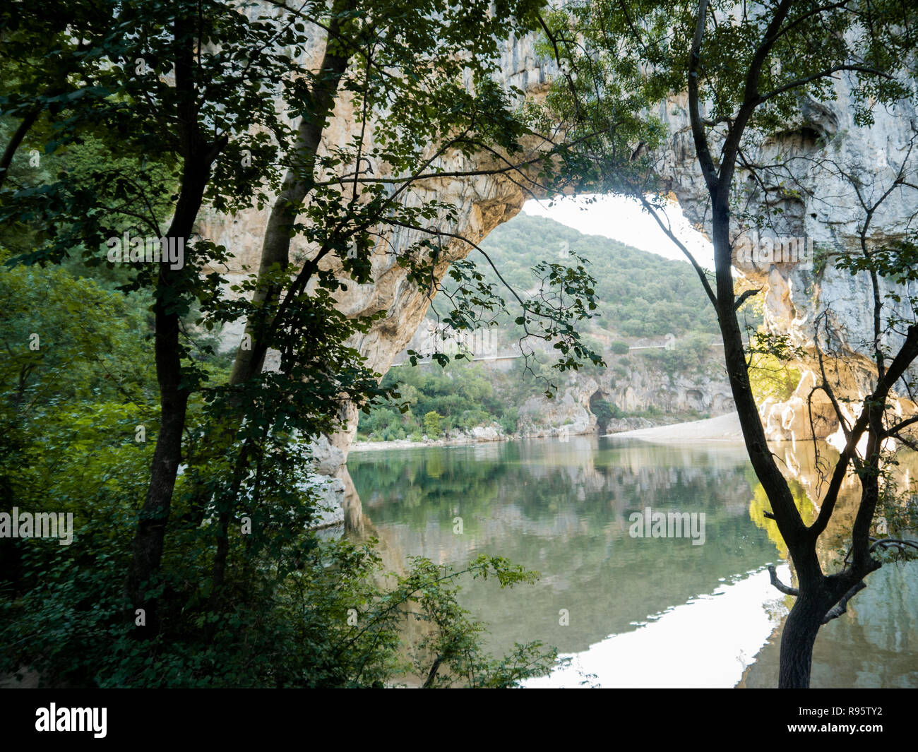 Pont naturel Pont d'Arc sur la rivière Ardèche, dans le sud de la France Banque D'Images