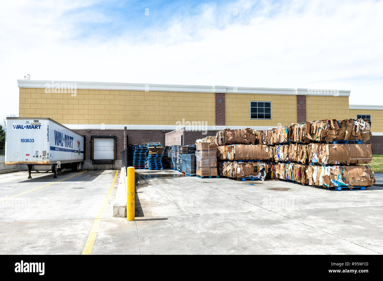 Sterling, USA - 4 Avril 2018 : Walmart, Wal-mart chariot tracteur semi remorque station quai de chargement de conteneurs, des piles, des piles de nombreux empilés, compre Banque D'Images