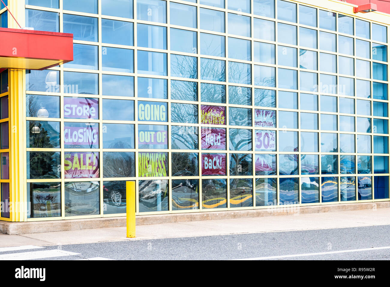 Fairfax, États-Unis - 5 Avril 2018 : Toys R US store boutique, Virginie, entrée privée, promotion, publicité, signes d'activité de clôture de la faillite, vente Banque D'Images