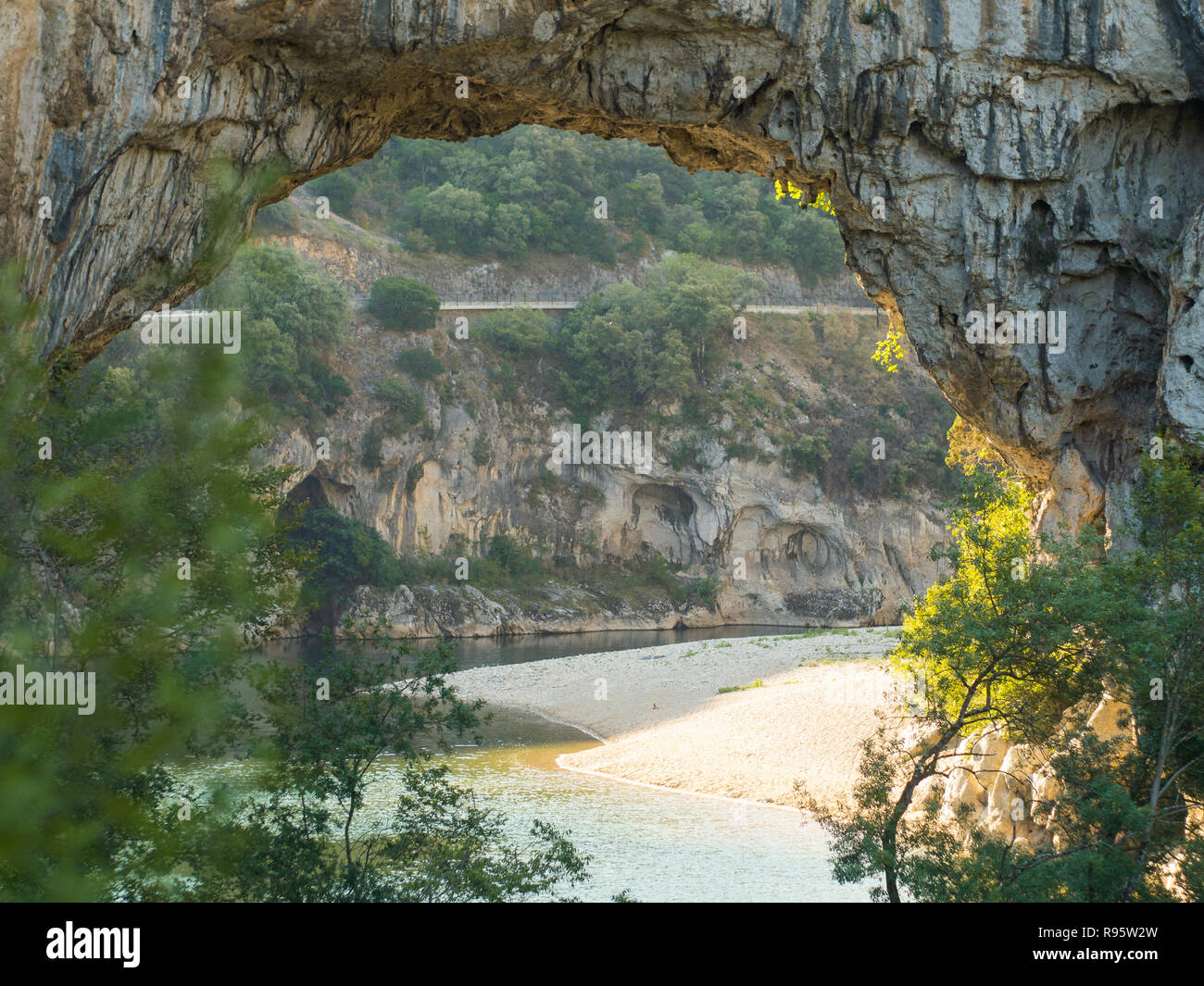 Pont naturel Pont d'Arc sur la rivière Ardèche, dans le sud de la France Banque D'Images