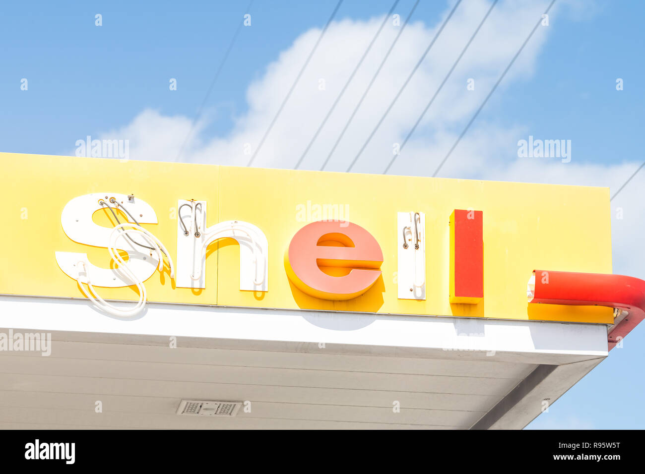 Marathon, USA - Mai 1, 2018 : la station d'essence Shell Petroleum en Floride clé avec logo, rouge, panneau jaune avec lettres brisées, chute haning apa Banque D'Images