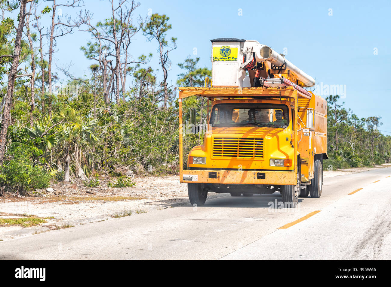 Big Pine Key, États-Unis - 1 mai 2018 : une coupe au-dessus des touches fl tree service professionnel chariot avec godet, les travailleurs de la conduite sur route en Floride, fournissant des arbres Banque D'Images