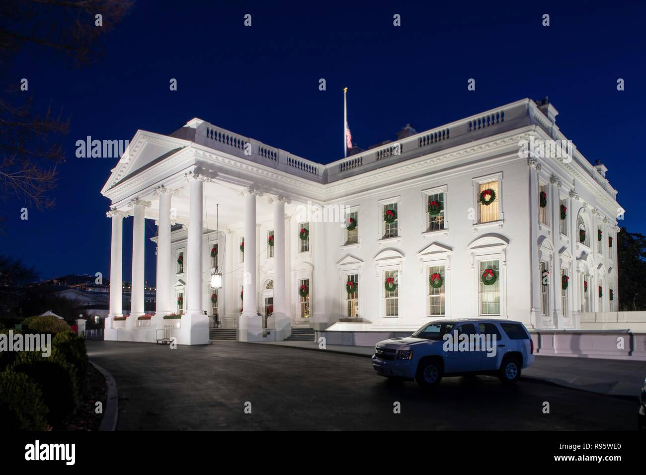 Le côté nord de la Maison blanche décorée pour Noël et éclairée 12 décembre 2018 à Washington, DC. Banque D'Images