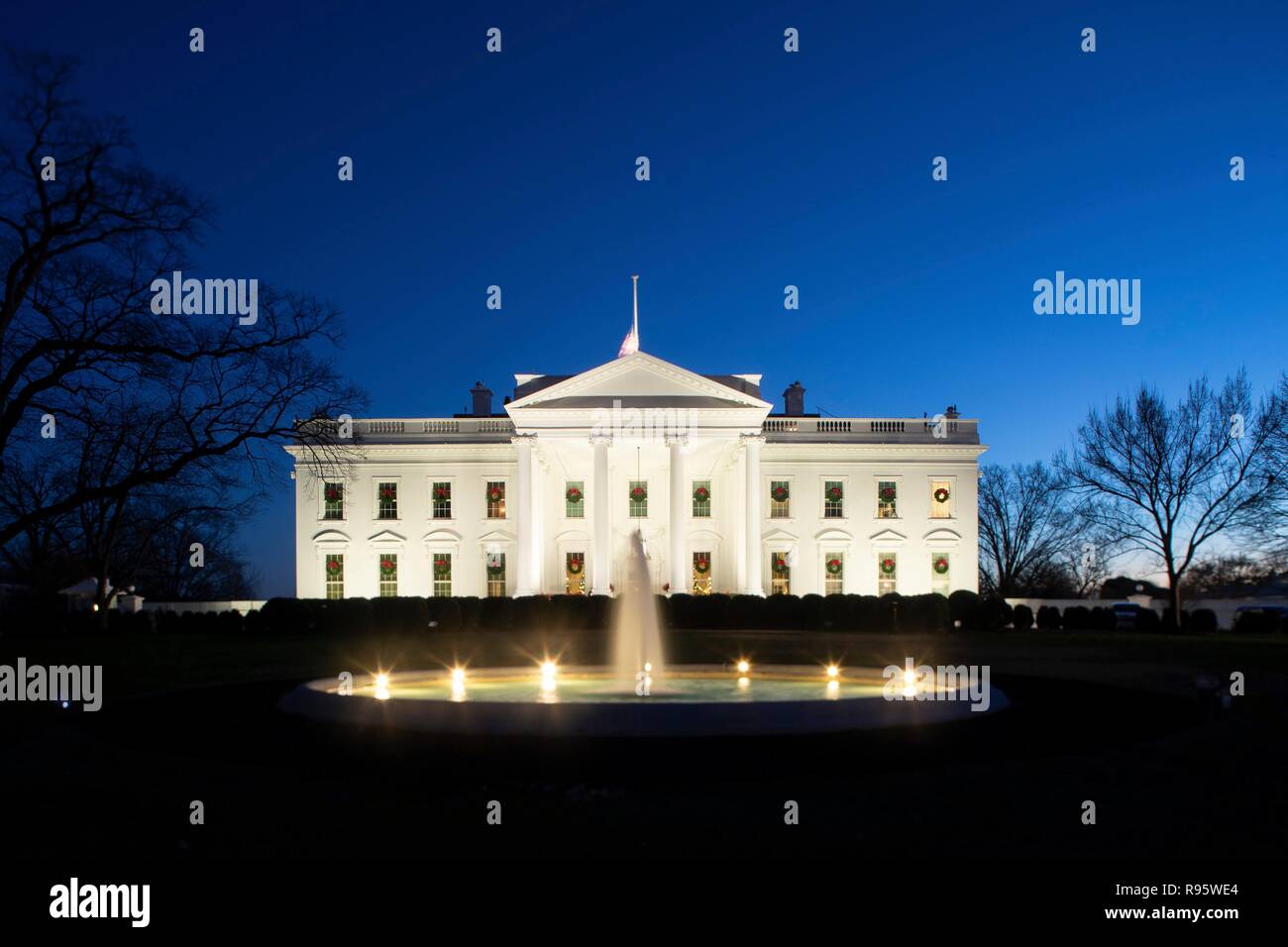 Le côté nord de la Maison blanche décorée pour Noël et éclairée 12 décembre 2018 à Washington, DC. Banque D'Images